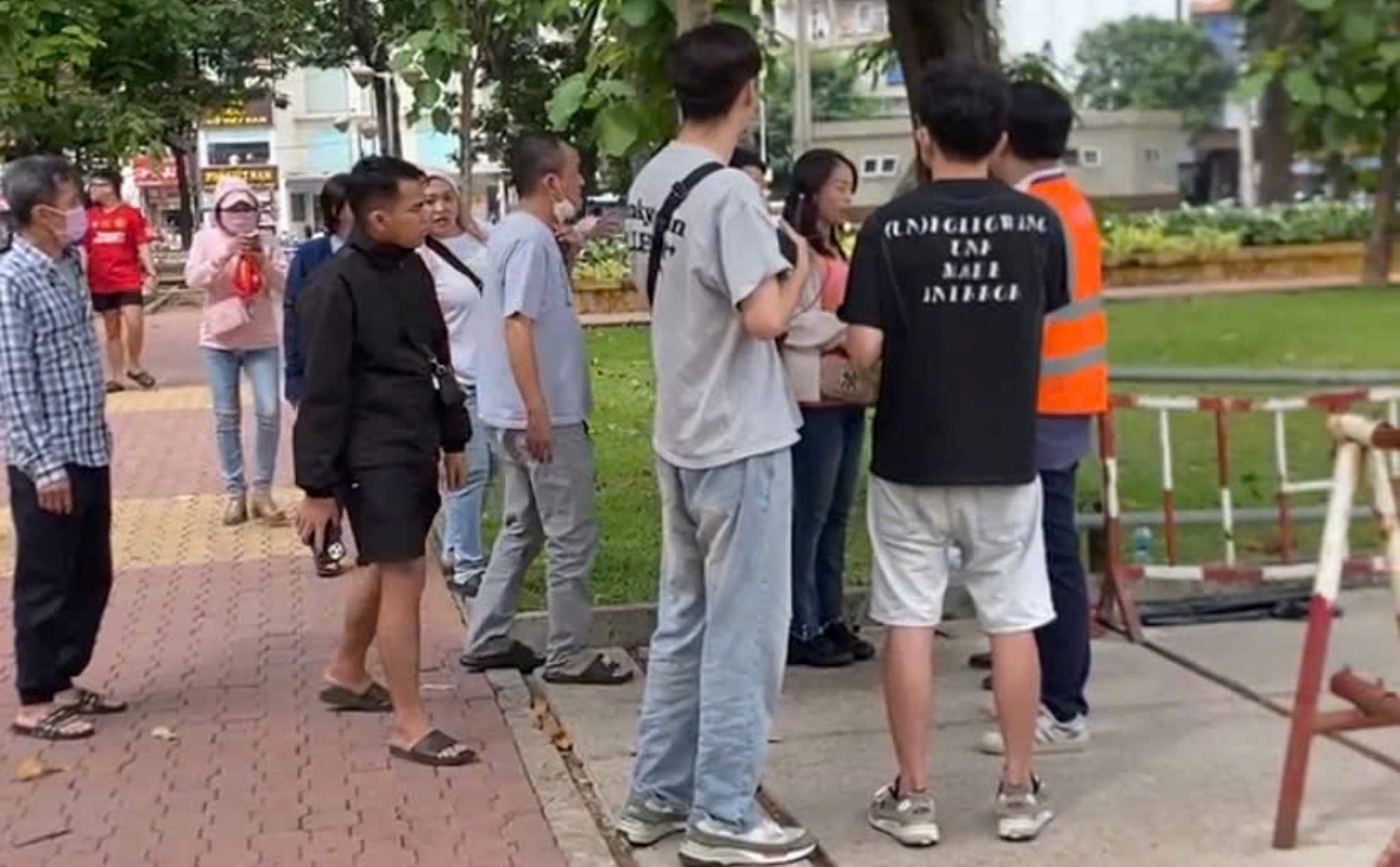 Phailamgi_tại sao người ta thích hóng hớt_cv1.jpg