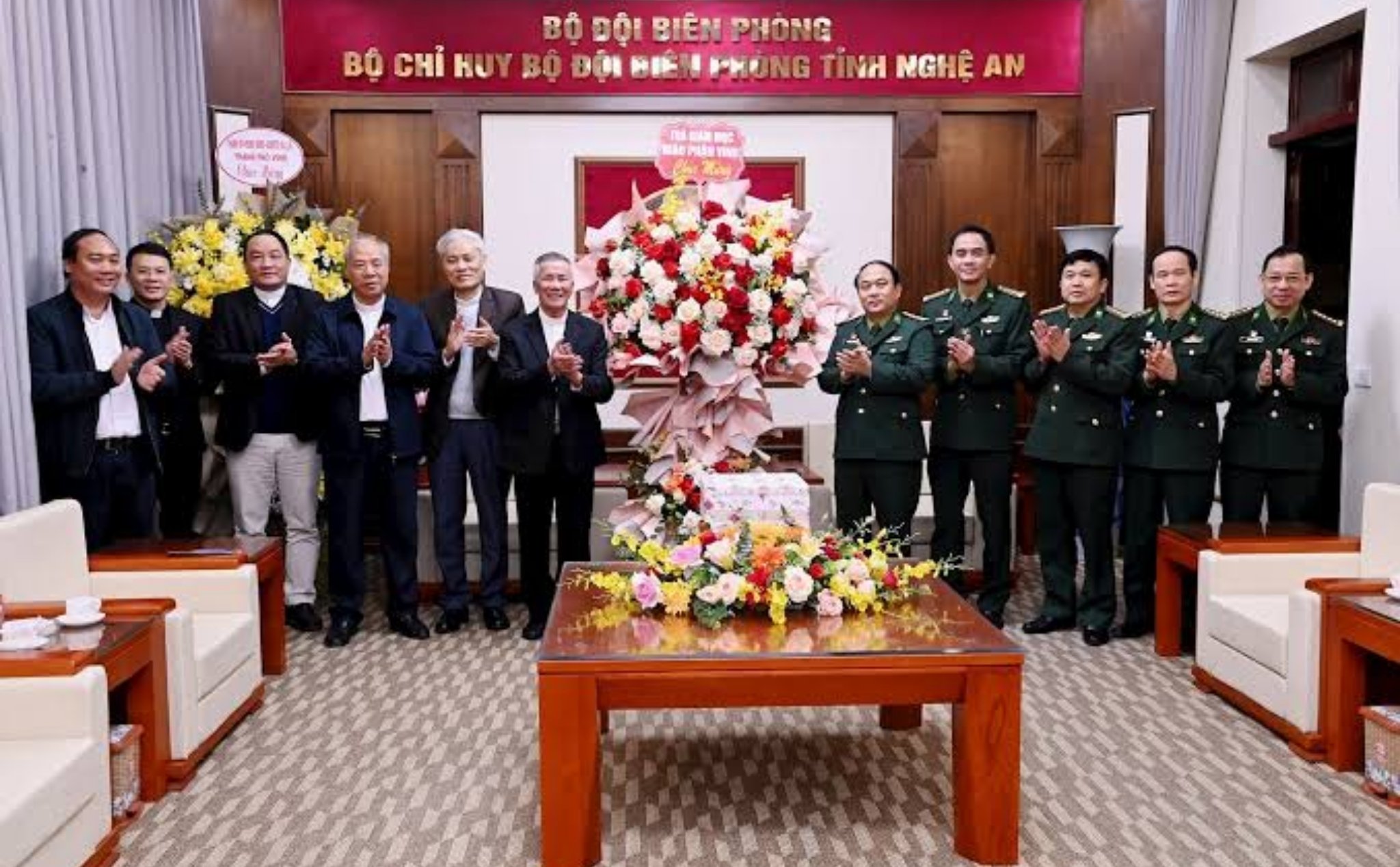 phailamgi_Tại Việt Nam, khi thánh giá chỉ còn là vật trang trí một thất bại nặng nề về mặt mục...jpg