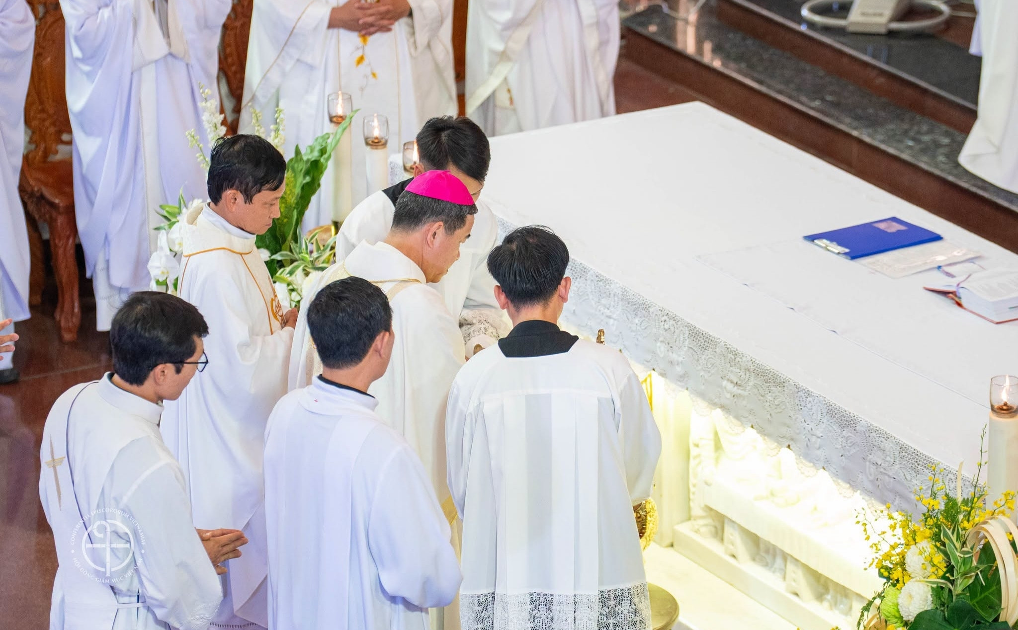 phailamgi_Vì sao linh mục hôn bàn thờ khi cử hành Thánh lễ_cv2.jpg