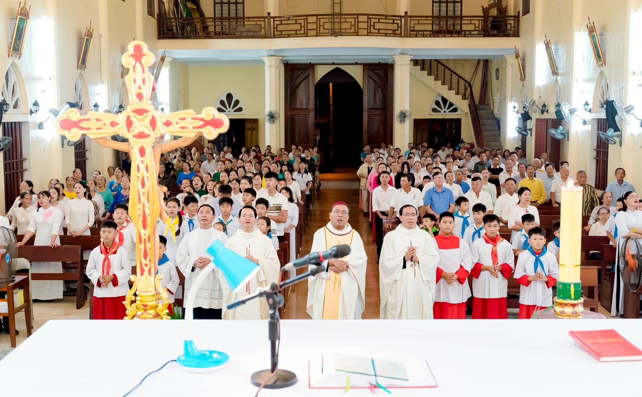 phailamgi_Vòng quanh xứ đạo Khi những hàng ghế nhà thờ dần vắng bóng nam giới trung niên!_cv1.jpg