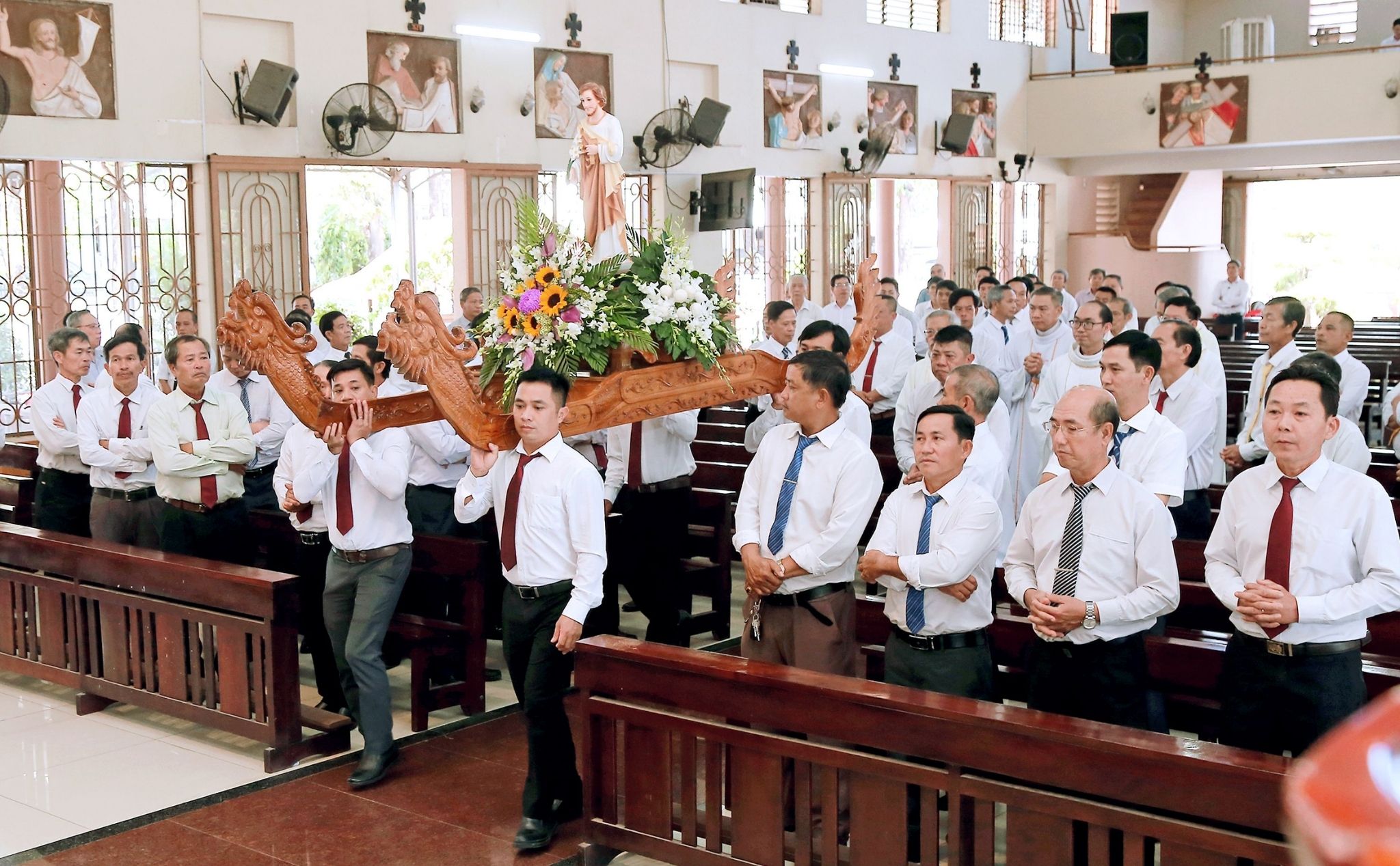phailamgi_Vòng quanh xứ đạo Khi những hàng ghế nhà thờ dần vắng bóng nam giới trung niên!_cv2.jpg