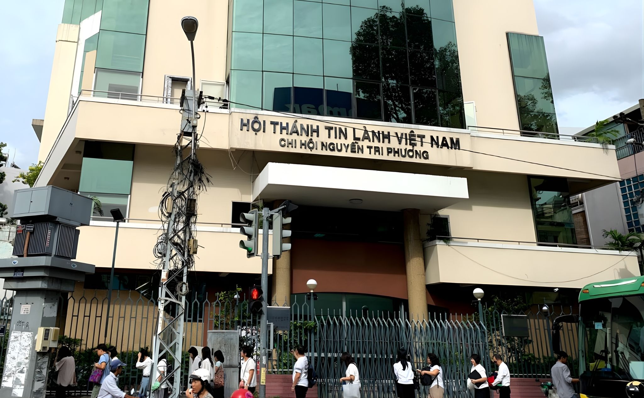 phamlamgi_Có nên loan báo Tin Mừng cho người Tin Lành_cv1.jpg