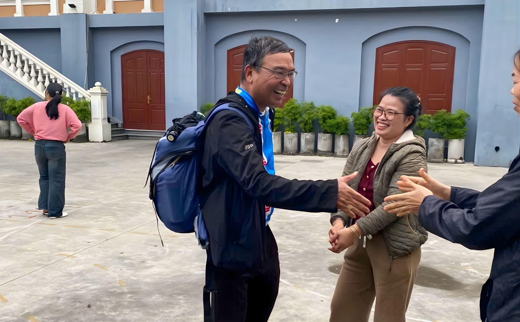 phamlamgi_Đức cha Vinh Sơn Nguyễn Văn Bản đi bộ hành hương tới Đền Thánh Hải Dương, không phải...jpg