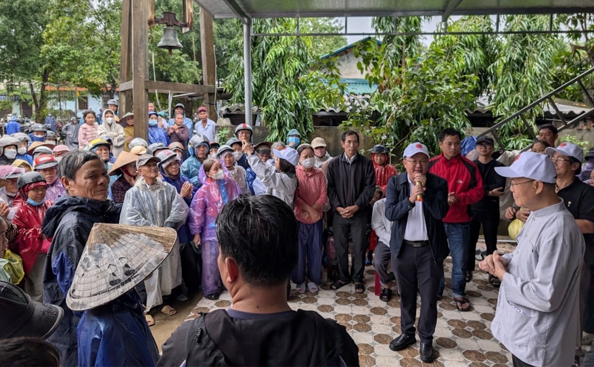 phamlamgi_Đức TGM Giuse Ngô Quang Kiệt thăm vùng lũ miền Trung_cv2.jpg