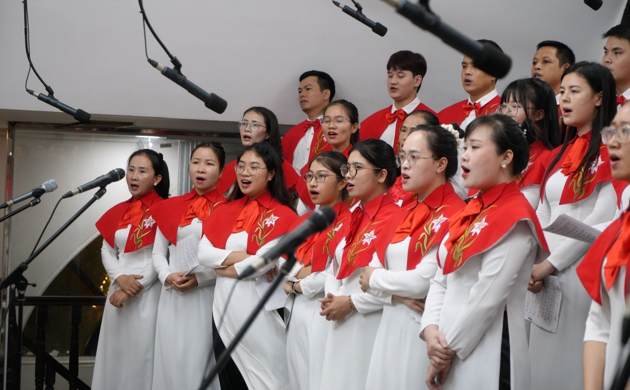 phamlamgi_Những bài Thánh ca bị yêu cầu chỉnh sửa lời vì sai tín lý_cv1.jpg