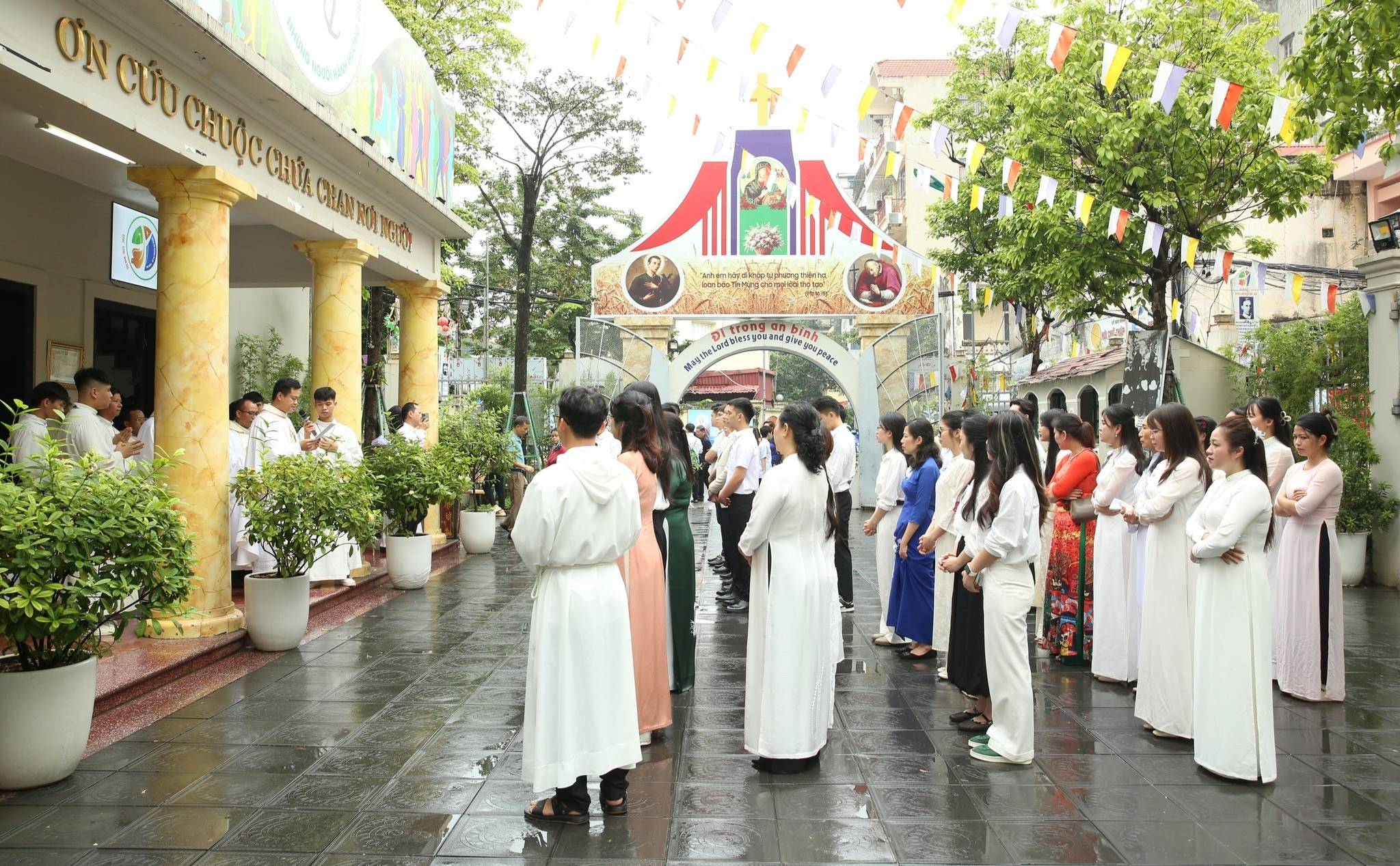 phamlamgi_Những người bên ngoài_cv2.jpg