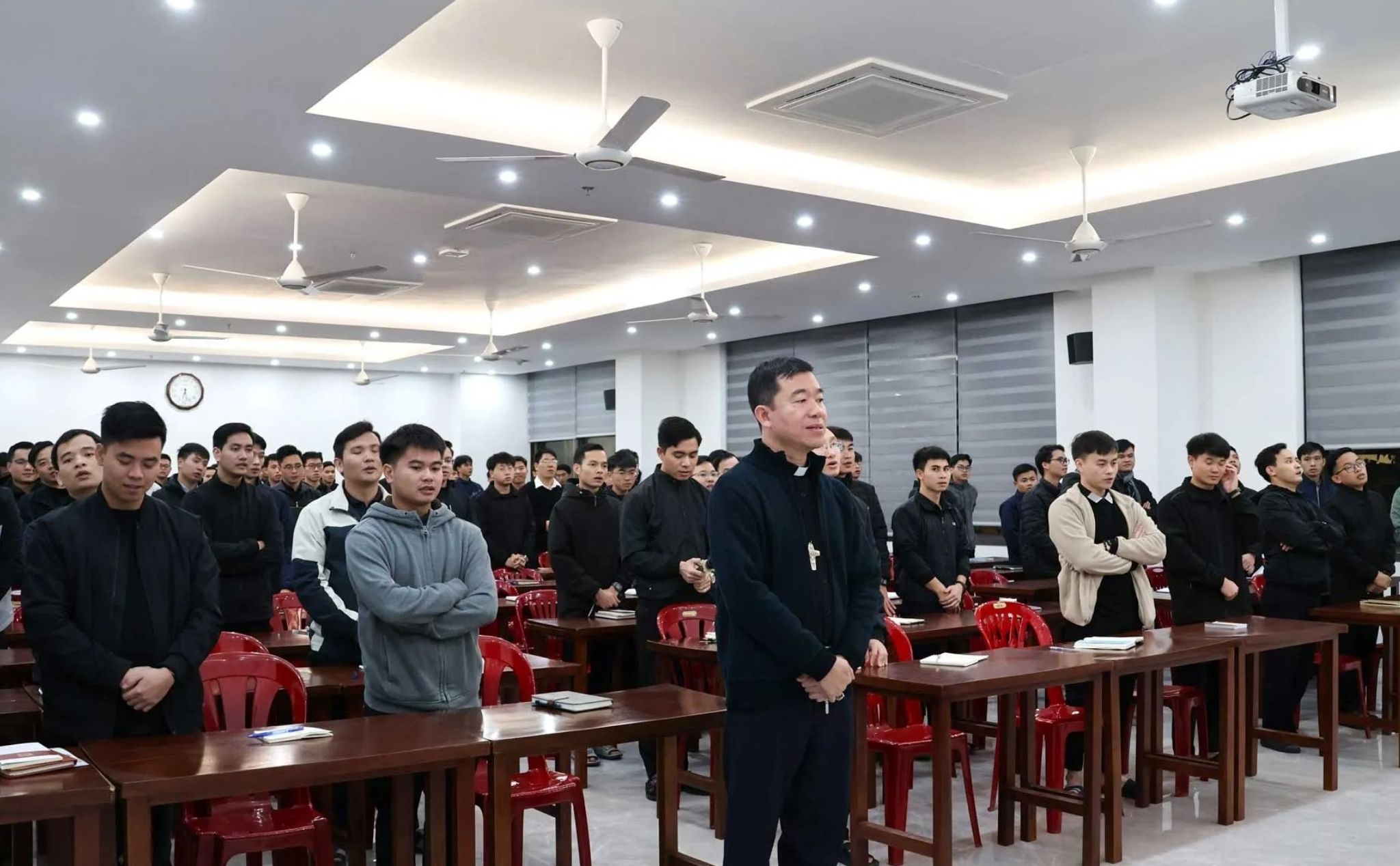 phamlamgi_Ơn gọi không phải một nghề từ lá thư Đức Lêô XIV gửi cho các chủng sinh Pêru đến thự...jpg