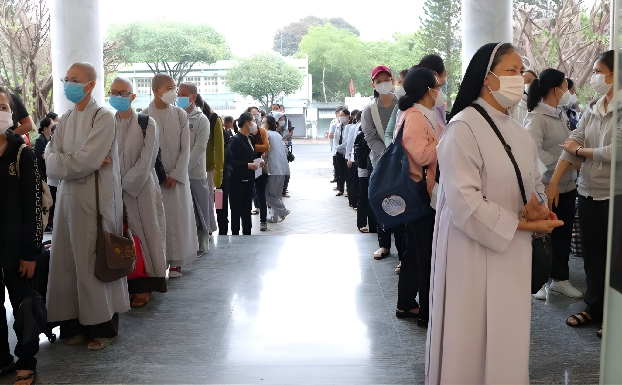 phamlamgi_Tôn giáo có thật sự gây chia rẽ_cv1.jpg
