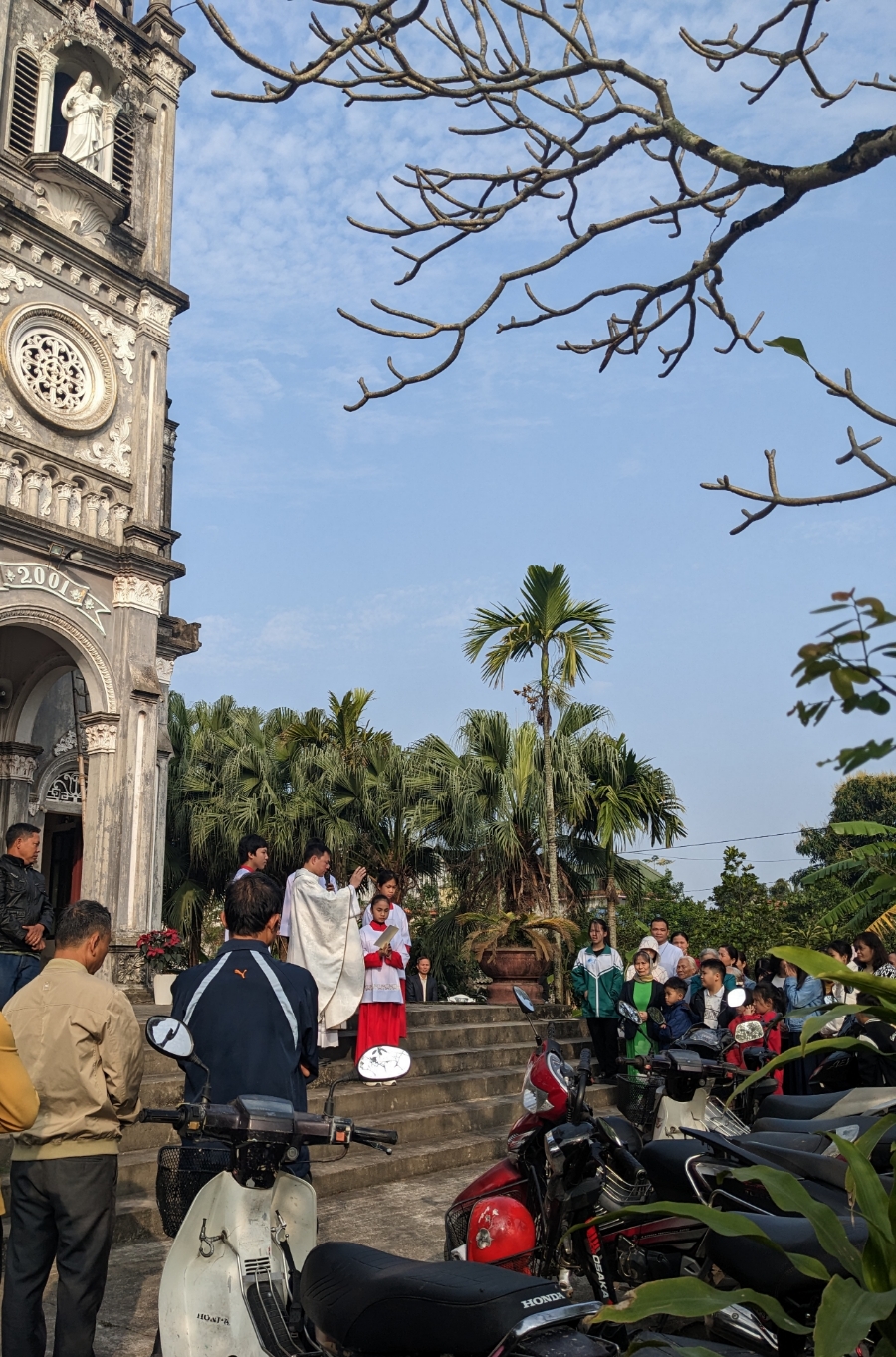 Thánh hoá công ăn việc làm. Lao động thăng hoa đặc tính làm người.