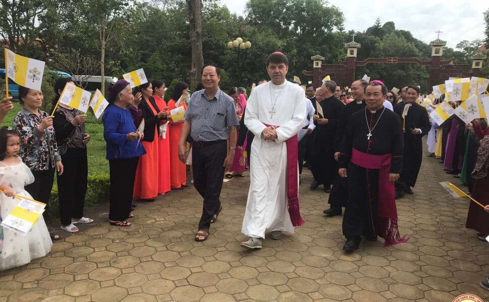 Cover_Nên gọi TGM Marek Zalewski là Đại diện Tòa thánh Thường trú hay Sứ Thần Tòa Thánh_phaila...jpg