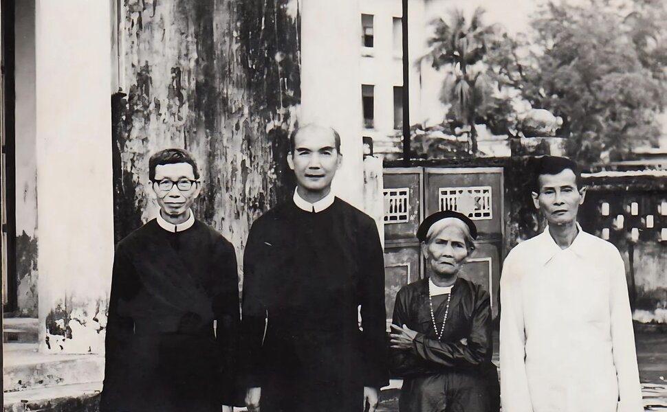 phailamgi_Cha Giuse Vũ Ngọc Bích Ngọn đền chầu bên bàn thờ Đức Mẹ Hằng Cứu Giúp Thái Hà_2.jpg