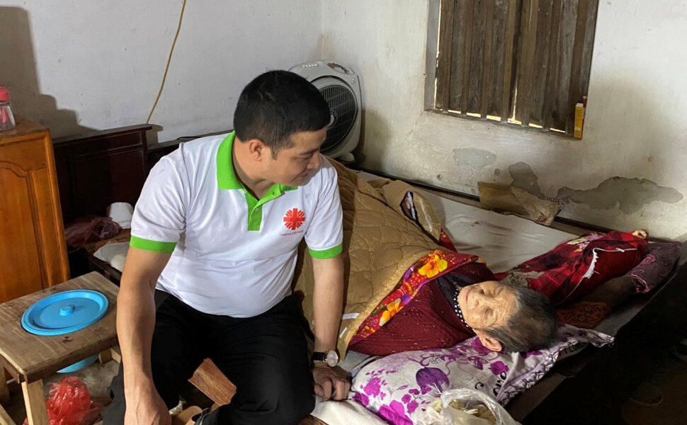 Phailamgi_Người nghèo không phải là gánh nặng, nhưng là anh chị em thân yêu của Hội Thánh_cv.jpg