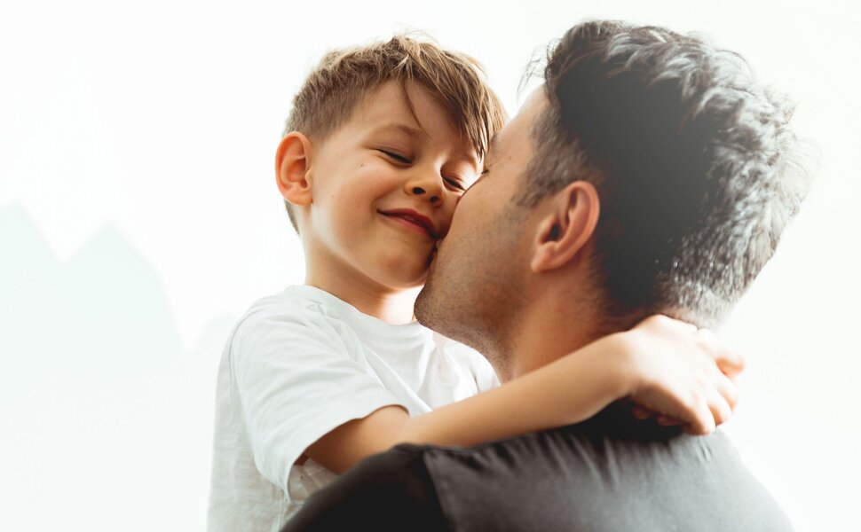 phailamgi_Trẻ em không có cha, cũng có nghĩa là chúng bị tước mất tuổi thơ trước thời gian, và...jpg
