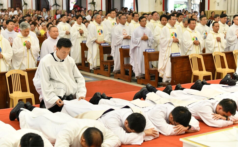 phailamgi_Lý do chúng ta nên cầu nguyện cho các linh mục_cv1.jpg