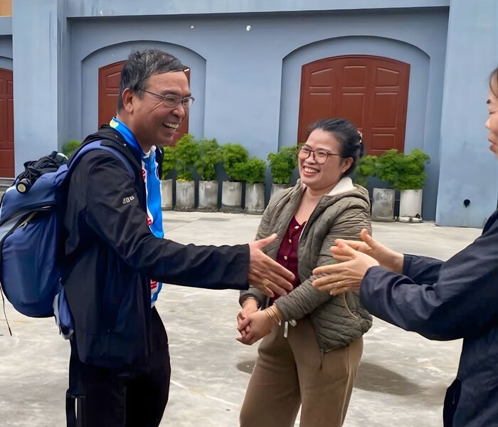 phamlamgi_Đức cha Vinh Sơn Nguyễn Văn Bản đi bộ hành hương tới Đền Thánh Hải...jpg