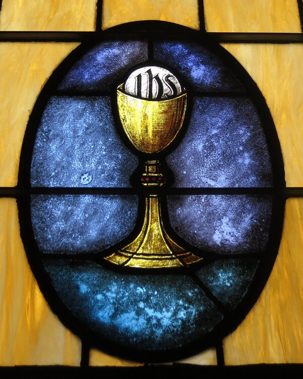 Holy_Family_Catholic_Church_North_Baltimore_Ohio_-_stained_glass_Eucharist.jpg