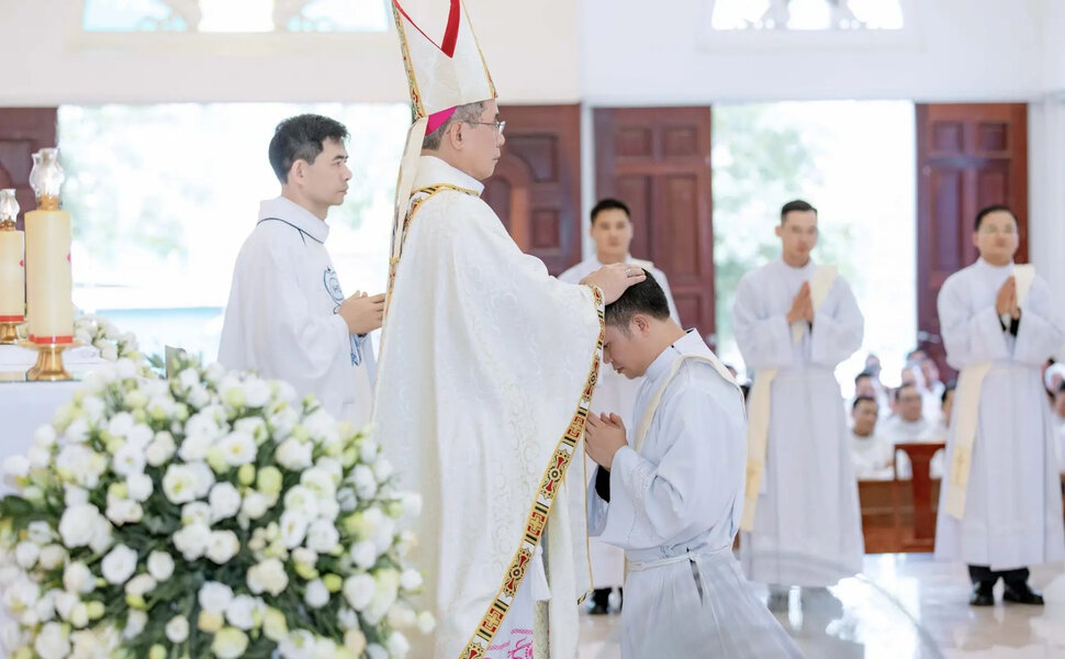 phailamgi_Linh mục của Thiên Chúa và Linh mục của Giáo hội Hai chiều kích của thừa tác vụ Linh...jpg