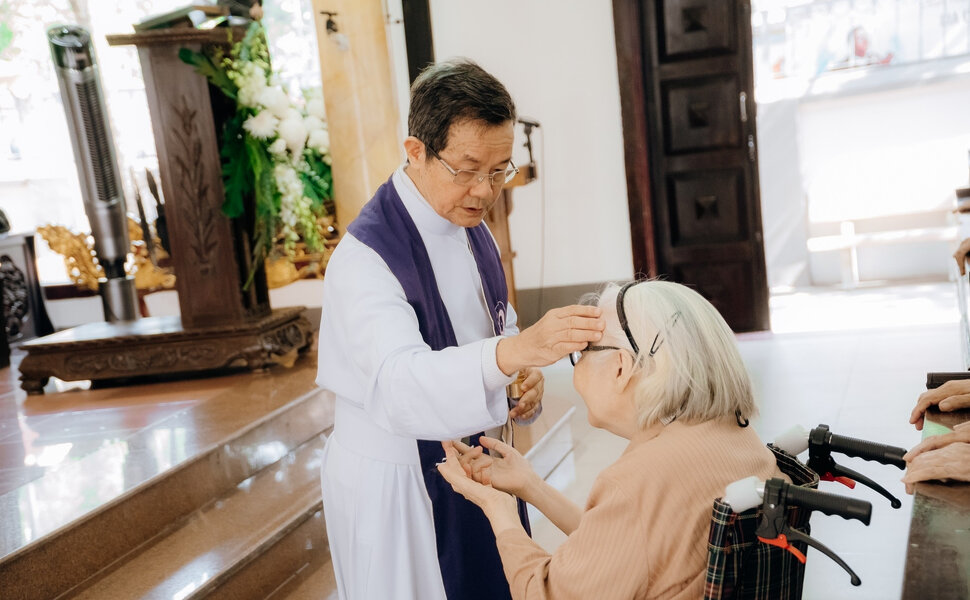 phailamgi_Bí tích Xức dầu bệnh nhân Không phải chỉ dành cho người hấp hối_cv1.jpg