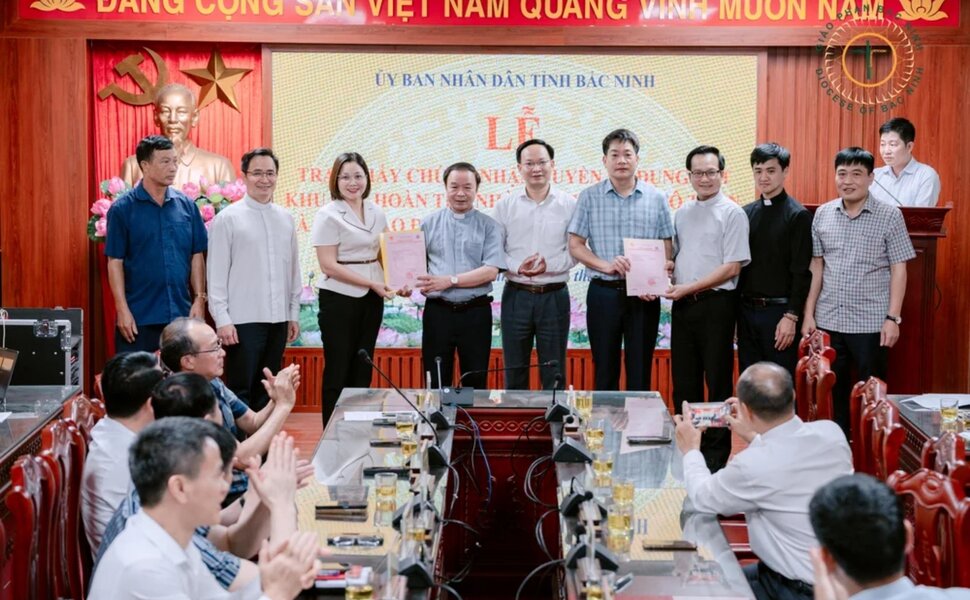 phailamgi_Giáo phận Bắc Ninh nhận giấy chứng nhận quyền sử dụng đất Nhà thờ giáo họ Ngô Thôn_cv1.jpg