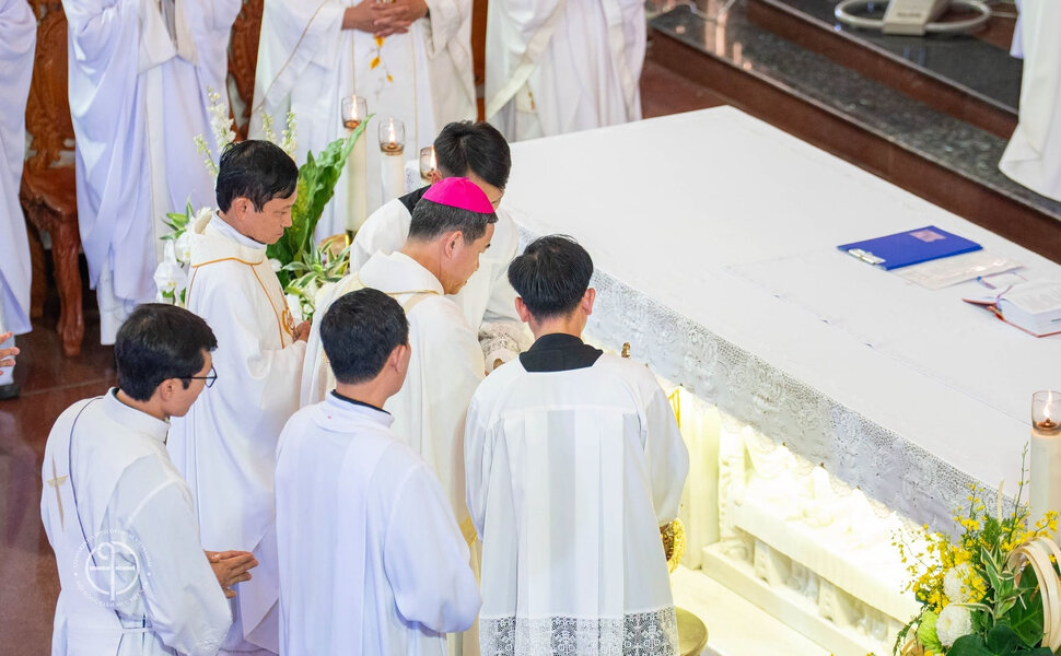 phailamgi_Vì sao linh mục hôn bàn thờ khi cử hành Thánh lễ_cv2.jpg