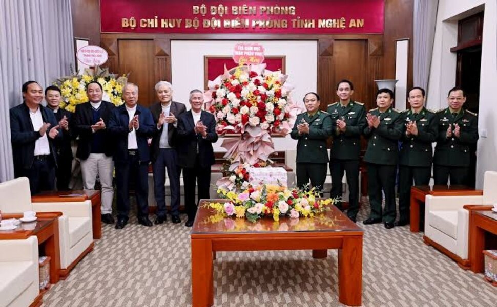 phailamgi_Tại Việt Nam, khi thánh giá chỉ còn là vật trang trí một thất bại nặng nề về mặt mục...jpg